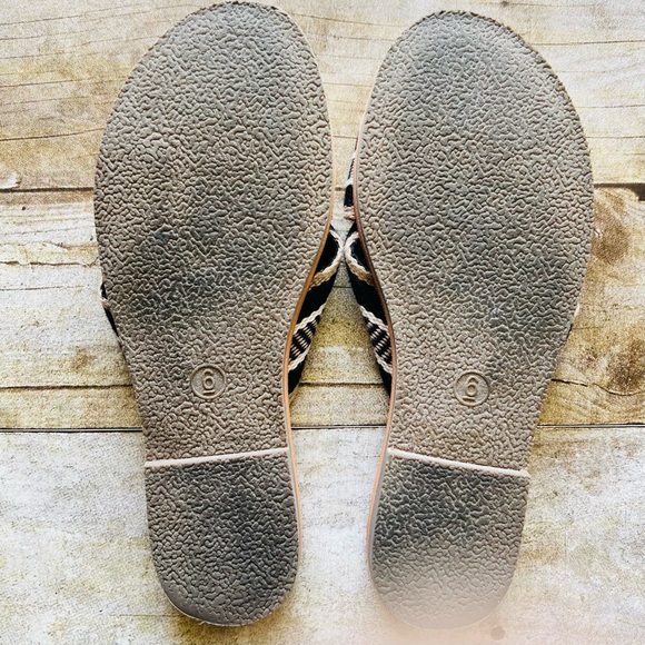 Universal Threads Size 6 Striped Sandals - Picture 8 of 10